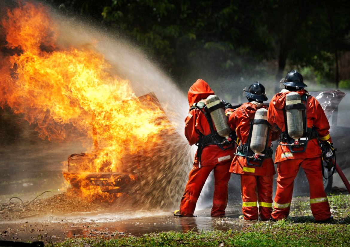 Treinamento de Brigada de Incêndio em Fortaleza, Ceará, com profissionais utilizando EPIs e técnicas de combate a incêndio, promovido pela Engenharia Prisma em SST.