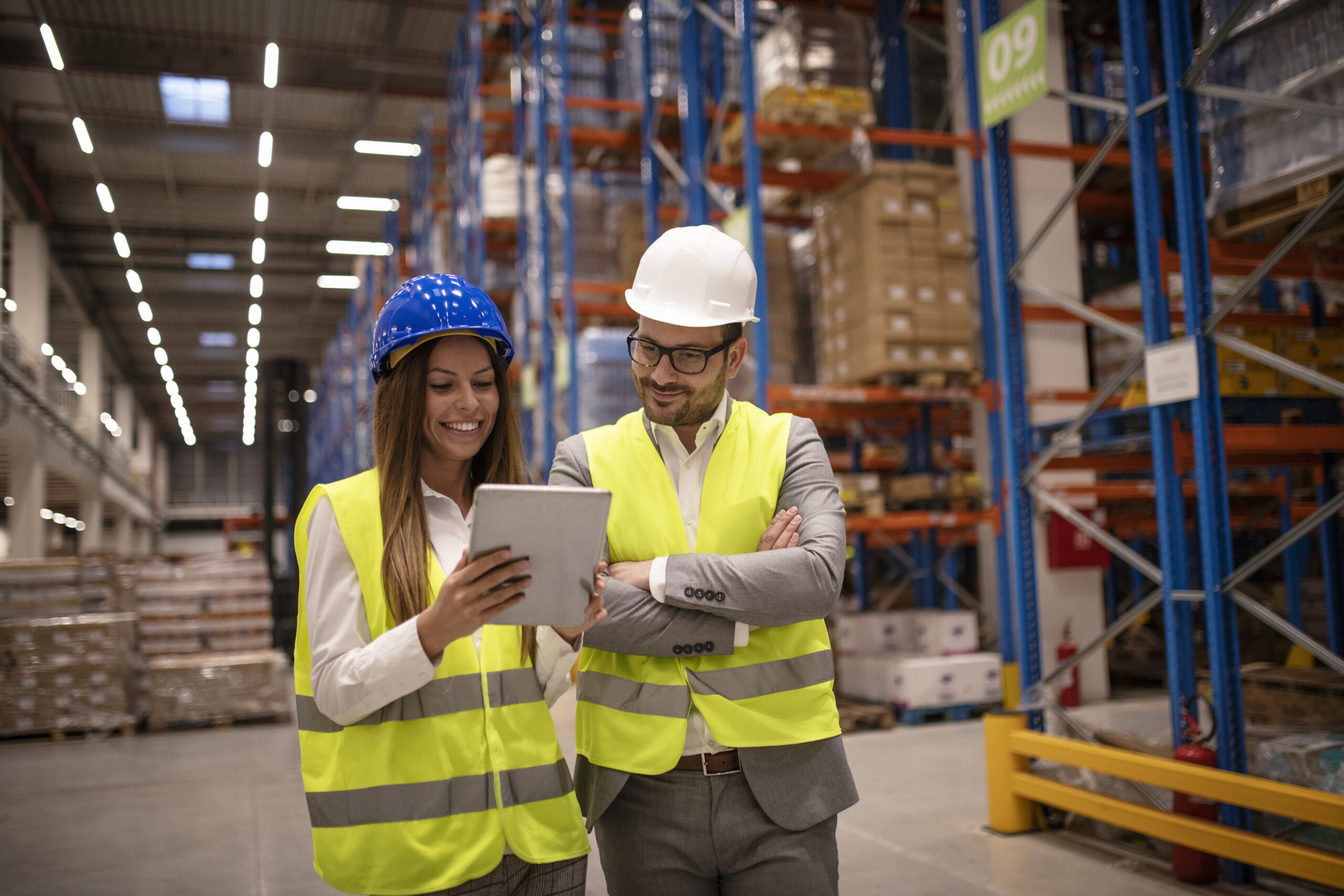 Engenheiros e técnicos em segurança do trabalho realizando inspeção em centro logístico