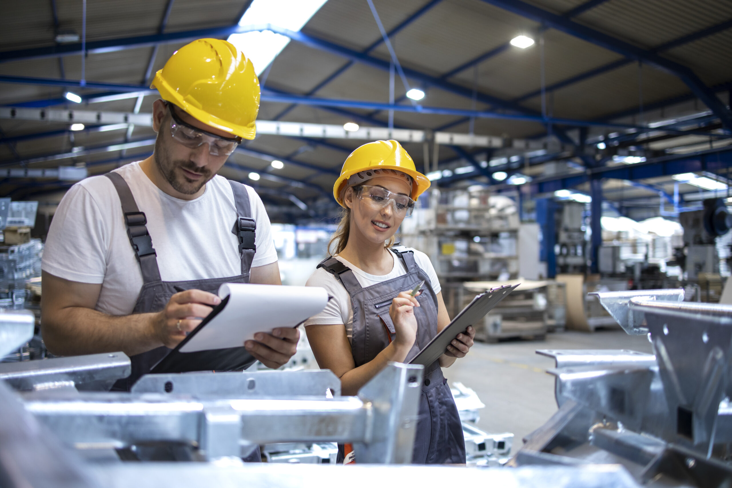 Técnicos com EPI atuando em ambiente industrial durante avaliação de segurança do trabalho em Fortaleza – CE